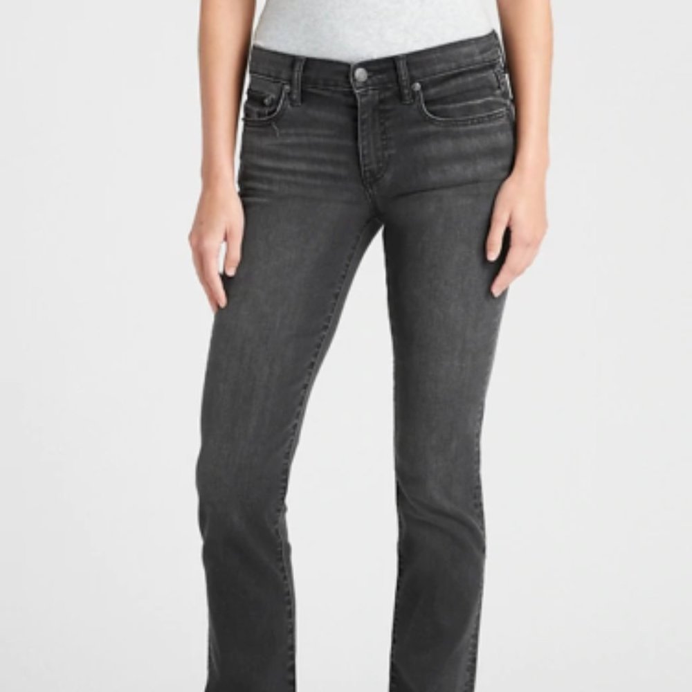 NWT women's GAP Mid Rise Straight Jeans 26R/2R